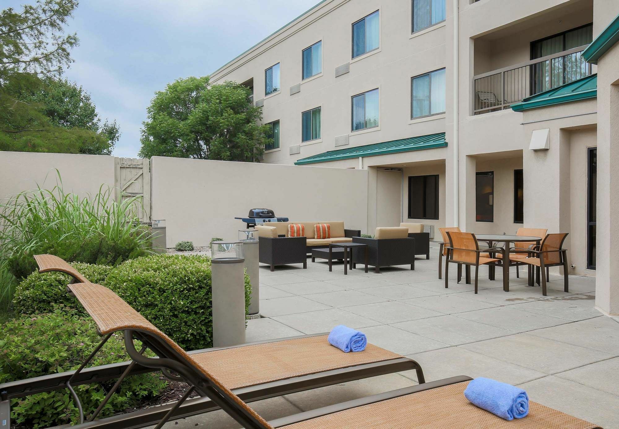 Courtyard By Marriott Topeka Exterior foto